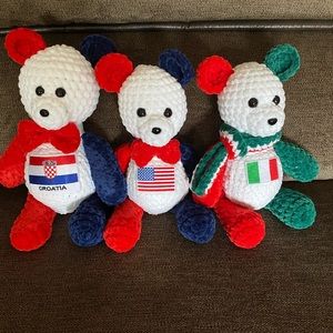 Amigurumi teddy bears crocheted in colors/flags.